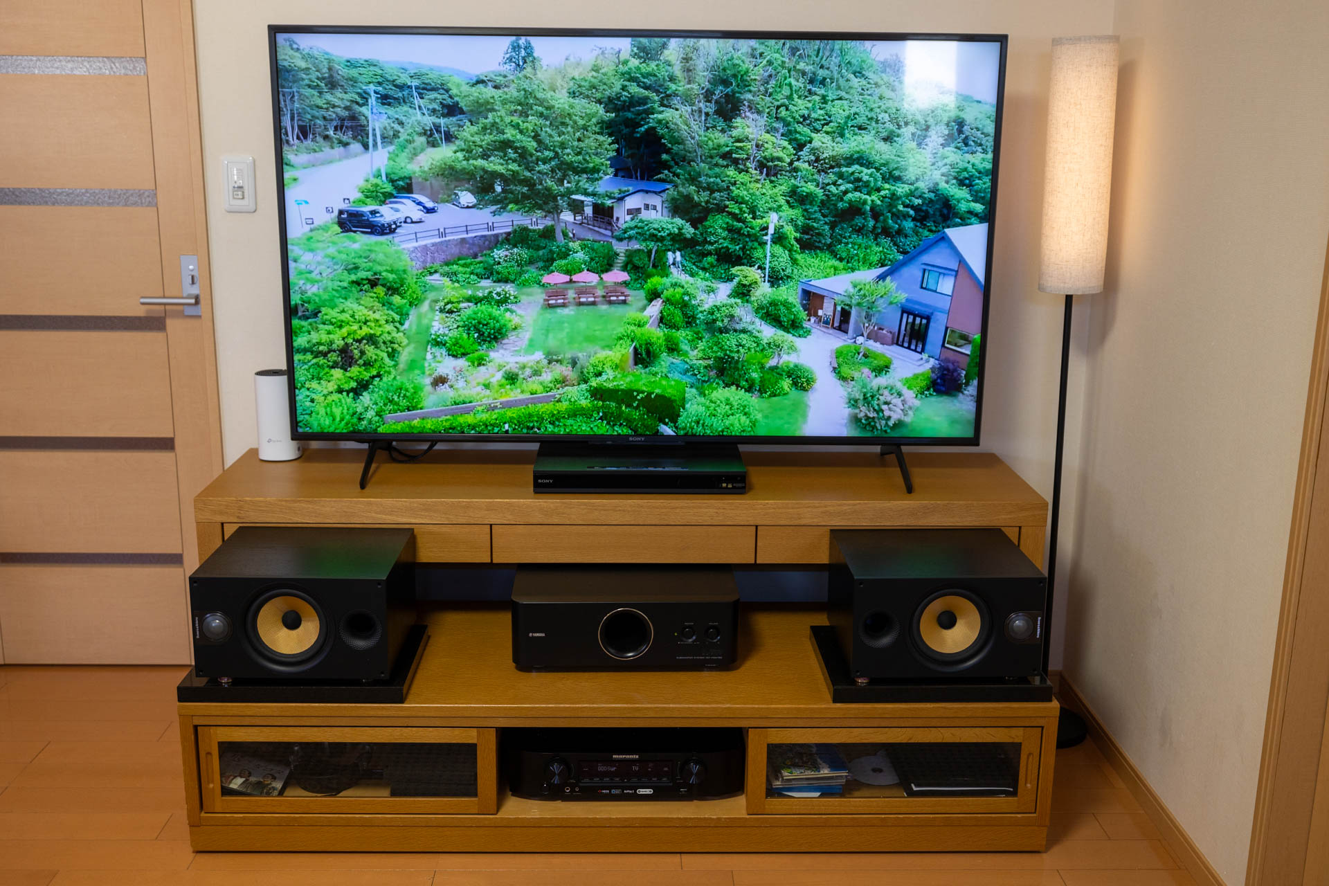 大型テレビを中心に快適な簡易シアターシステム