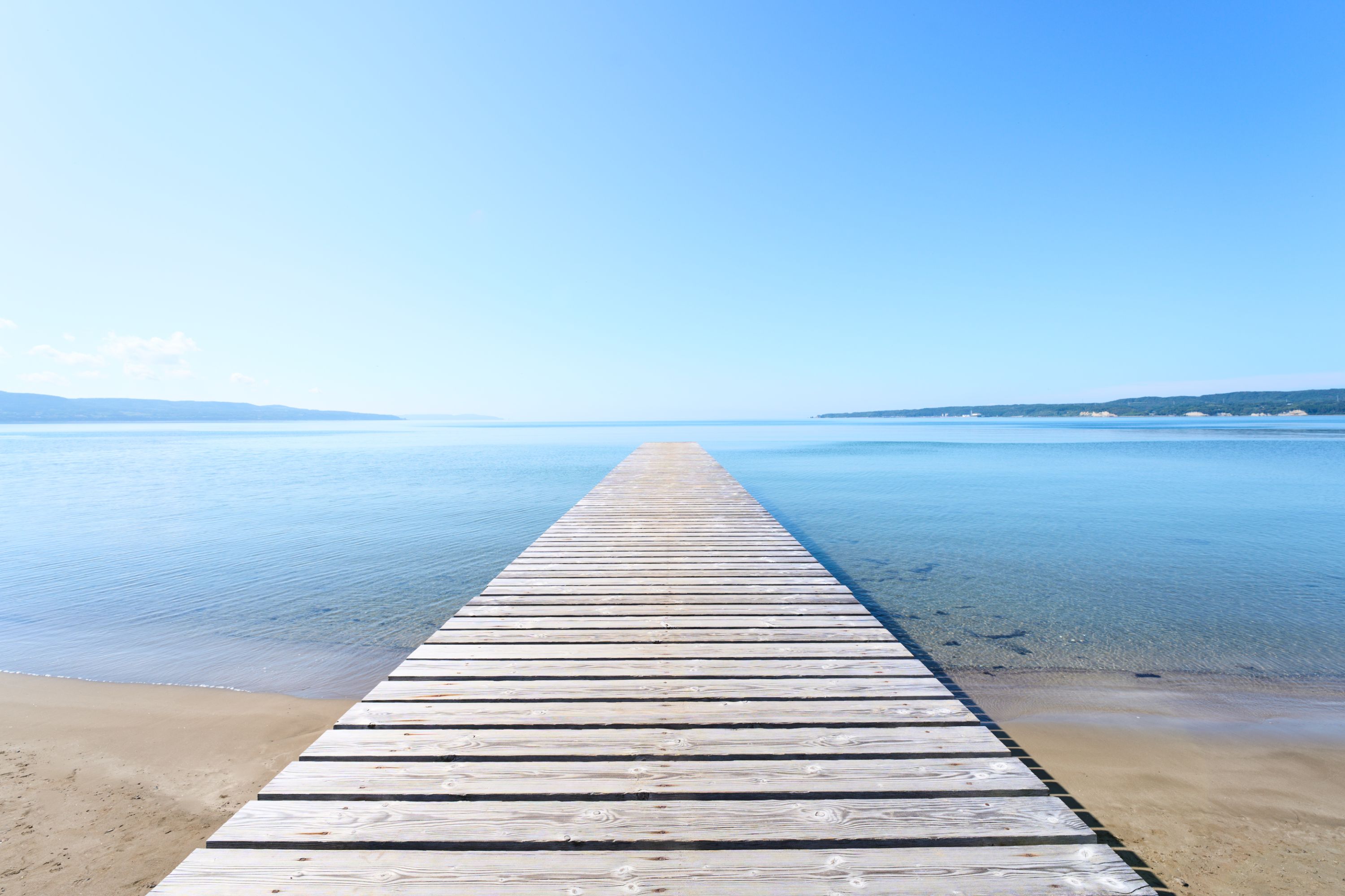 透き通る海と桟橋と